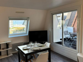 Appartement 2 pièces avec balcon, parking, internet et animaux acceptés à Cabourg - FR-1-487-375
